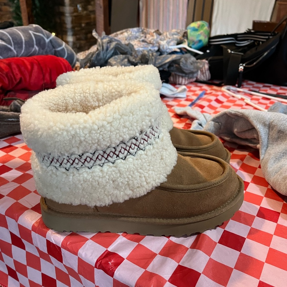 Like New Ugg boots Size 7